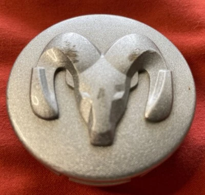 道奇 Caravan Nitro Stratus Dakota 车轮中心盖 HUBCAP 2002 - 2007 银色 RAM — 第 1/4 张图片