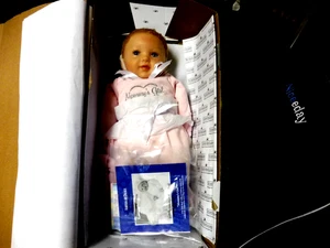 Muñeca bebé Ashton Drake de tela y vinilo "Mommy's Girl" de Ping Lau con certificado de autenticidad - Imagen 1 de 7