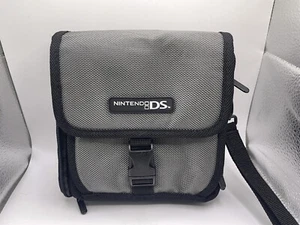 Custodia con Licenza Nintendo Ds A.L.S. Industries Ufficiale Buone Condizioni - Foto 1 di 11