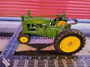 Réplica de tractor agrícola fundido a presión Ertl John Deere G 1/16 coleccionable - Imagen 1 de 9