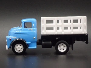 1957 57 DODGE FARGO COE Camion Con Pianale 1:64 Scala Diorama Modello Diecast - Foto 1 di 4