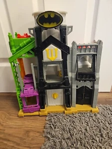 IMAGINEXT - WAYNE MANOR TOWER BATMAN PLAYSET senza personaggi - Foto 1 di 8