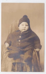 RPPC SEHR MOLLIGES BABY IN PULLOVER & MÜTZE UM 1910 - Bild 1 von 2