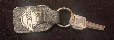 LLAVERO/LLAVERO CHEVY CORVETTE CUERO NEGRO/BLANCO. Plata con llaves sin cortar Foto 1 de 4