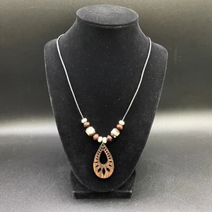 Cutout Träne Halskette mit schwarzen & cremefarbenen Perlen von Neanie-Bot  - Bild 1 von 5