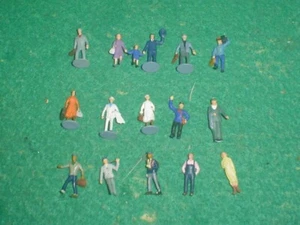 VINTAGE MODELSCENE & PREISER HO GAUGE RAILWAY STANDING PASSENGERS FIGURES X 16 - Picture 1 of 3