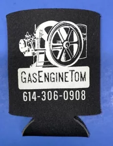 Motor de gasolina Tom lata negra Koozie Coolie enfriador soporte para bebidas Hit Miss GasEngineTom - Imagen 1 de 3