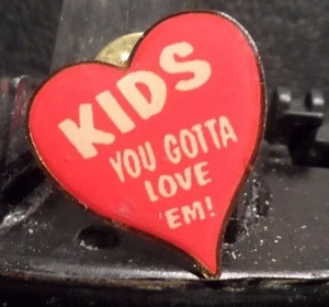 GEBRAUCHTE HERZFÖRMIGE ANSTECKNADEL "KIDS YOU GOTTA LOVE EM" (61016) - Bild 1 von 2