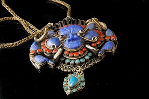 ANTIKE TIBETISCHE KORALLE LAPIS GLAS BESTIE GESICHT AMULETT SILBERFARBENE HALSKETTE - Bild 1 von 1