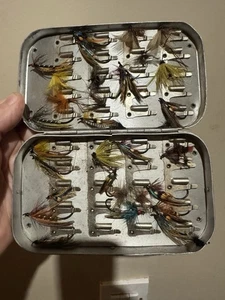 Surtido de pesca con mosca moscas atadas a mano de colección 30+ piezas en estuche de aluminio - Imagen 1 de 10