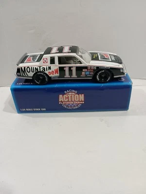 ACTION RACING COLLECTABLES #11 1980 DARRELL WALTRIP MOUNTAIN DEW BUICK 1/24  Foto 1 de 4