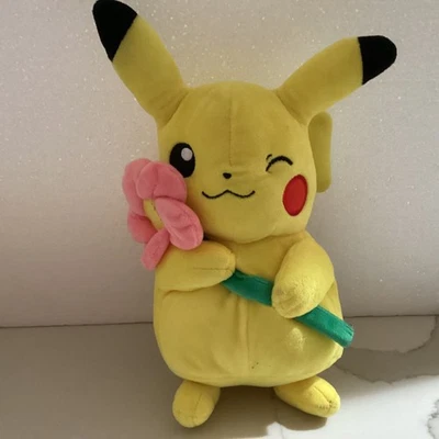 "Felpa Pokémon PIKACHU sosteniendo flor rosa 8"" de Wicked Cool Toys" Foto 1 de 4