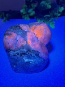 Fluoreszierender Hackmanit mit pyrite Freiform- 780 g - Bild 1 von 9