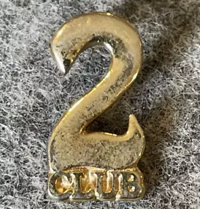 Number 2 Two Club Gold Toned Duex Dos Zwei Retro Birthday Vintage Hat Lapel Pin - Picture 1 of 13