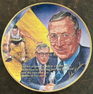 Piatto da collezione firmato John Wooden #1908 – “Lo chiamano allenatore” 1989 Gartlan - Foto 1 di 7
