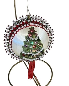 Adorno de Navidad de Colección Push Pin Hecho a Mano Fondo Blanco con Cinta Roja y Árbol - Imagen 1 de 4
