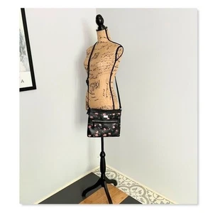 Bandolera Nine West negra floral - Imagen 1 de 16