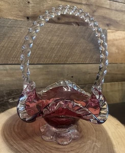 Cesta con patas de borde con volantes de vidrio soplado de arándano de colección con mango giratorio aplicado - Imagen 1 de 9