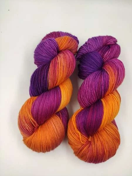 handgefärbte Sockenwolle 6 fach - Der Klassiker  150 g  *  LILAORANGER BURGUNDER - Bild 1 von 1