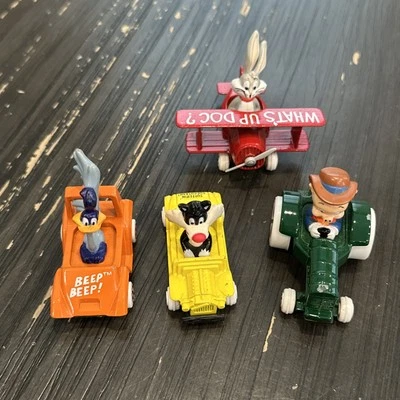Винтажный Лот из 3 Персонажей Looney Tunes В Автомобилях ERTL Жуки Кролик и Экипаж - Изображение 1 из 4