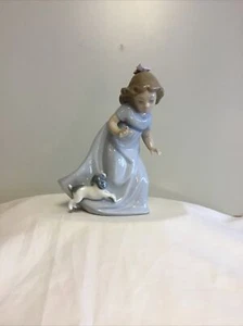 NAO-Handmade in Spain by Lladro #1027 Mädchen läuft mit Welpen 6 Zoll groß NEUWERTIG - Bild 1 von 1