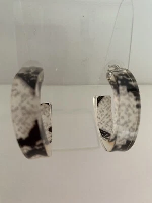 Saksoff5th Brand Black Animal Print Acrylic Hoop Earrings in Clear Tone NWT Foto 1 de 4
