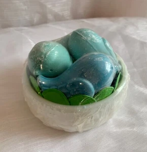 AVON Liebesnest Keramik weiß Seifenschale mit 3 blauen Seifen in Vogelform - Bild 1 von 3