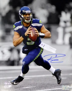RUSSELL WILSON AUTOGRAPHED 16X20 PHOTO SEATTLE SEAHAWKS RW HOLO STOCK #113665 - Picture 1 of 3