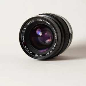 Excellent Olympus Zuiko 35mm F/2 OM Mount Manual Focus Lens With Caps and Hood - Picture 1 of 6