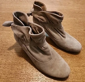 Boutique 9 "Linda" Tan Suede Ankle Boots w Back Bow, Size 7M - Picture 1 of 7
