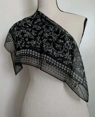 Cachecol quadrado vintage casual canto preto e branco floral seda chiffon 21x20" - Imagem 1 de 4
