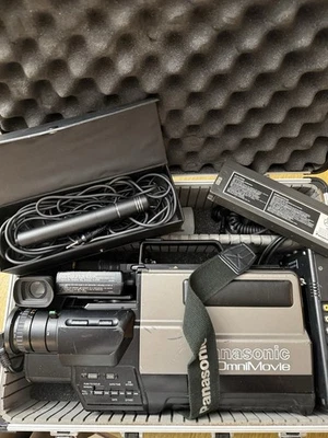 - PANASONIC VHS OMNIMOVIE HQ PV-2200 VHS TAPE VIDEO CAMERA - Image 1 of 4
