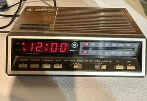 Sveglia digitale vintage modello GE 7-4616A radio AM/FM - retrò anni 80 venatura del legno - Foto 1 di 8