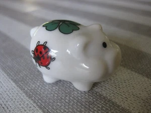 Schwein Miniatur Keramik Setzkastenfigur Weiß mit Glückssymbolen Höhe 2,5 cm - Bild 1 von 2