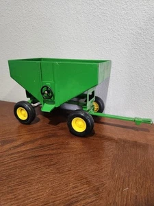 John Deere Gravity Wagon 1/16 ERTL - Picture 1 of 4