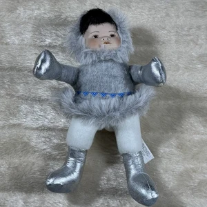Kleine Schneeblume Porzellan Eskimo Puppe 1995 FTD Sammlerstück Stoffkörper  - Bild 1 von 10