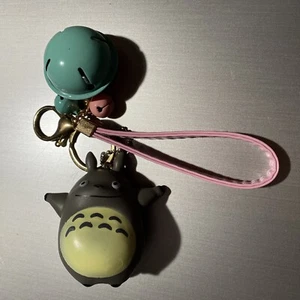 TOTORO Schlüsselanhänger Studio Ghibli mit rosa Stra[ und Glocken neu unbenutzt - Bild 1 von 6