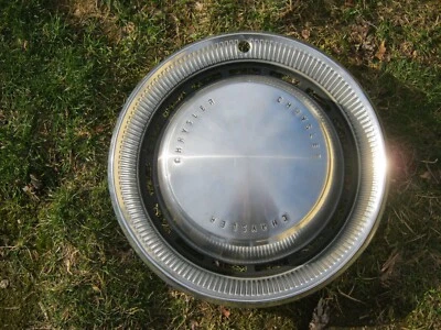Uma tampa de roda de calota de fábrica 1970 Chrysler New Yorker 15 polegadas - Imagem 1 de 4