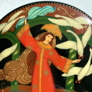 Handpainted Porcelain Russian Trinket Box - Picture 1 of 13