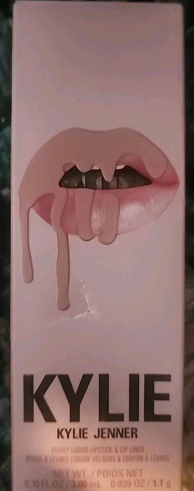 Kit de labios de terciopelo Kylie Cosmetics - 700 lápiz labial líquido de terciopelo 0,10 oz desnudo 2 piezas... Foto 1 de 1