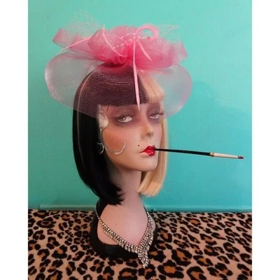 Винтажный розовый Fascinator шляпа с вуалью перья и бант pinup ретро Кентукки дерби - Изображение 1 из 4