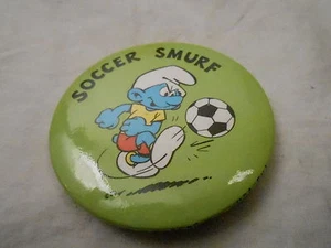 BOTÓN PINBACK VINTAGE #48- 038 - 2 1/4" DIBUJOS ANIMADOS PITUFOS - FÚTBOL - Imagen 1 de 1