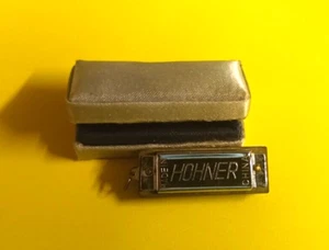 Mini Estuche de Armónica HOHNER De Colección Hecho en China Funciona Instrumento de Bolsillo Azul - Imagen 1 de 5
