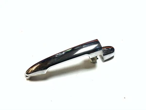 KIA CARENS MK2 FRONT PASSENGER LEFT N/S EXTERIOR DOOR HANDLE CHROME 06-2013🌟 - Picture 1 of 4