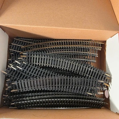 Tracks Bachmann, Atlas, HO scale Lot Of 60 Curved Plus 1 Snap Track 1 Re-Railer - Image 1 of 4