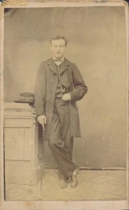 CDV Antik Foto Carte de Visite junger Mann Hut Stock seltsame Pose Hand in Hose? - Bild 1 von 6