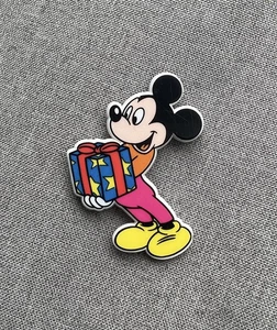 Disney Mickey Holding Gift Present Christmas winter pin badge brooch - Foto 1 di 2