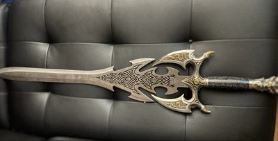 Kit Rae Kilgorin Espada de los Antiguos Cubiertos Unidos Oscuridad Fantasía Foto 1 de 4