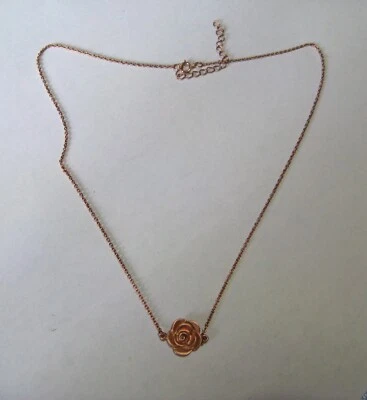 16" - 18" Ladies Rose gold plated flower Necklace 2.92g - Image 1 of 2