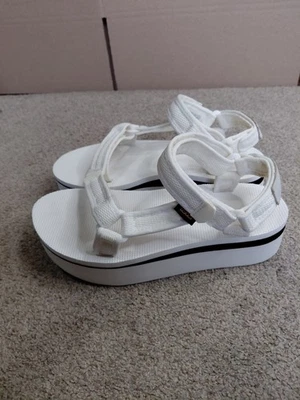 Sandalia para mujer Teva de forma plana universal con estampado de malla talla 8 plataforma blanca  Foto 1 de 4